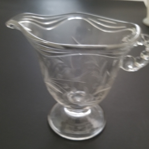 Vintage etched glass footed creamer - Picture 5 of 6